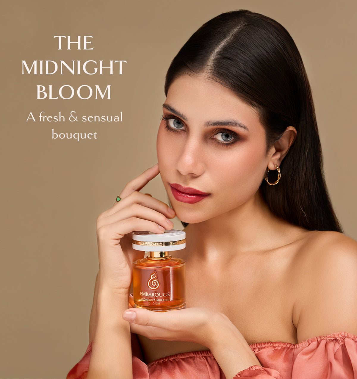 Women holding Embarouge Midnight Mirage Bloom Luxury perfume for women Eau De Parfum 100ml lifestyle image